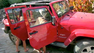 Cuatro checas lavan una troca y ofrecen sus pompis lindas