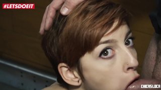 Chupadas en un restaurante. Sandy Alser y Caomei Bala