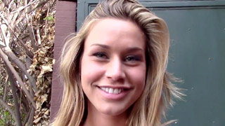 Joven preciosidad rubia natural echando pasión. Kennedy Leigh