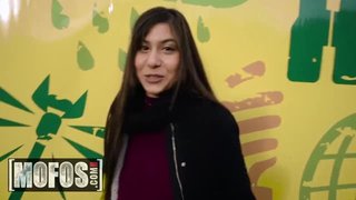 Anya Krey es cogida por un desconocido en un parque público