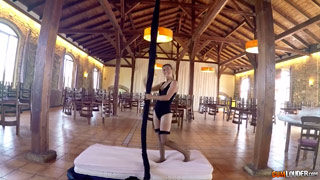 Julia Roca quiere enseñarnos una de sus pasiones, las acrobacias con telas