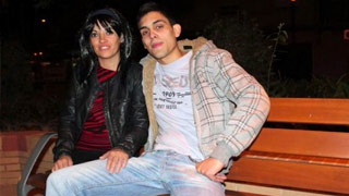 Madrastra madurita deja a su marido para cogerse al hijastro de 18 años