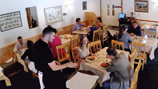 Esposa caliente se echa al mesero en el baño del restaurante. Alexis Fawx