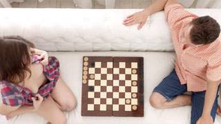 Nunca termina la partida de damas, esta vieja siempre se encuera antes