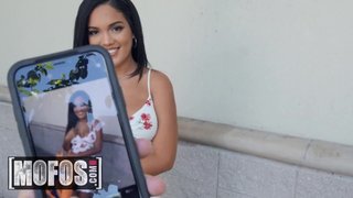 Viendo un culo sabroso a cuatro patas. Alina Belle