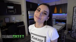 Aria Lee chupando una verga como se debe