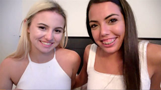 Colegialas adolescentes pierden la virginidad. Rachel Rivers y Aria Banks