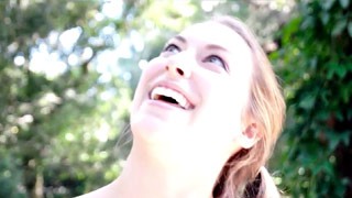 Kimber Lee chupa manubrio en primer plano