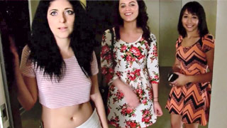 Tres chicas jovencitas tienen su primer trío