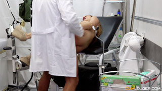 Pequeña zorrita va a la consulta del doctor cachondo. Melany Kiss