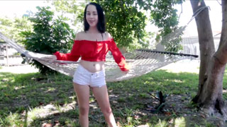 Bambi Black se mete un dildo en una hamaca