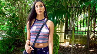 La latina de buen trasero Angelica Cruz cogida en BangBus