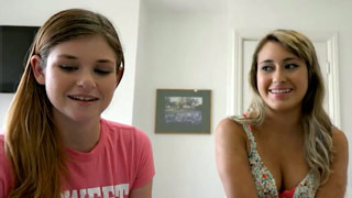 Marina Angel y Lara Brooke son dos expertas en masturbar penes