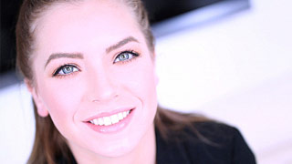 Belleza de ojazos verdes echando pasión rico. Summer Brooks