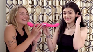 Primer trío de la vergonzosa Gabbie Carter junto con Nikki Venom