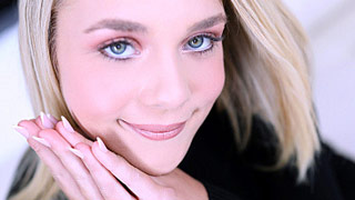 Gabbie Carter nos impresiona con su chichis gigantes y voluptuosas