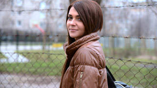 Chava guapa me la chupa en la calle. Alexis Brill