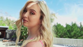 Lexi Lore siente la gran verga bien adentro de sus tripas