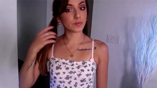 Dani Blu jalando a un vato