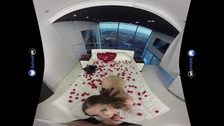 Zoe Doll pasa San Valentín cogiendo con una cámara VR