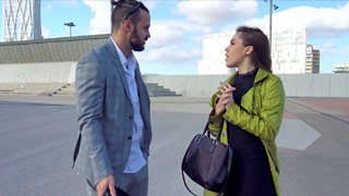 Fotógrafo se echa una venida en la cara en primera persona con la morena Zoe Doll