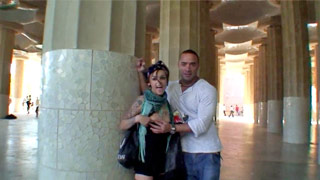 La chica alternativa Delight Doll y Rafa García visitan el Parque Güell