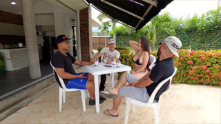 Mi hermanastra la chupa en la alberca. Kourtney Love