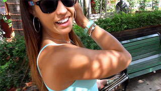 Kelsi Monroe no puede ir a ningún lado sin que su culote llame la atención