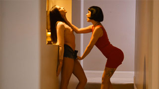 Avi Love y Love Glass hacen la tijera y se penetran con un arnés verga