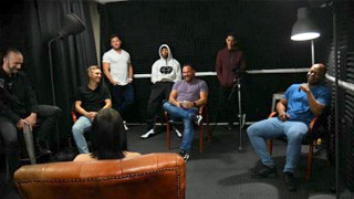 Gangbang de la novata Gwen Vicious cogida por cinco desconocidos