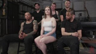 La prostituta Gwen Vicious rellena herméticamente sus agujeros con cinco vergas