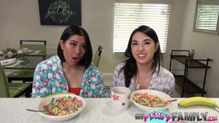 Traviesas hijastras adolescentes asiáticas. Emerald Love y Mina Moon