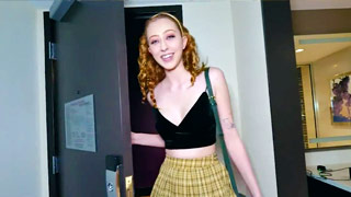 La chava de 18 años Riley June llega sonriente y emocionada a su primera cogida