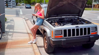 Chava de al lado en la calle con el coche descompuesto. Melody Marks
