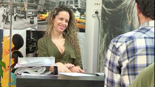 La jefa Helena Kramer hace una entrevista de trabajo a un chavito inexperto