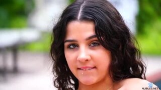 La chavita latina Kylie Rocket se da dedo junto a una alberca