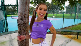 Adolescente con trenzas está lista para echar pasión. Bailey Base