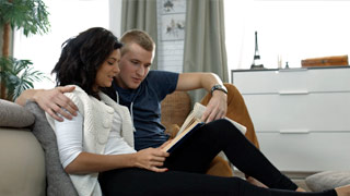 La delgada y preciosa Mary Dee tiene sexo apasionado con su novio