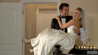 Momento Perfecto - Escena 4. Recién casados probando sus juguetes sexuales