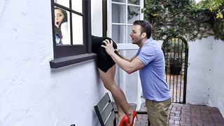 MILF buenota atorada en la ventana cogida por sus dos hijastros. Crystal Rush