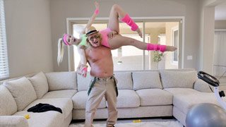 Kenna James hace ejercicio cuando de repente su abuelo Evan Stone la descubre