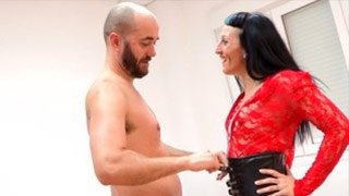 La secretaria cachonda de FAKings se echa al chico de mantenimiento