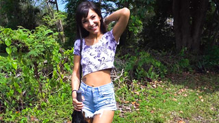 Kitty Carrera aporta un buen trasero y gemiditos para entrar en la camioneta