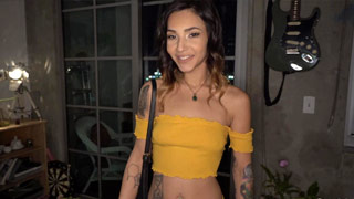 Si sales así vestida de zorra se lo digo a mamá a menos que me eches un palito