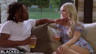 Rubia chiquita con hambre de BBC se coge a su compañero de cuarto. Lilly Bell