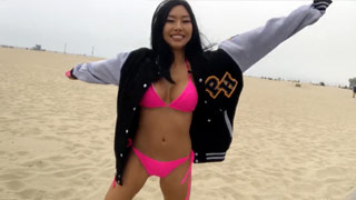 Honey Moon se quita su bikini y coge como una cerdita