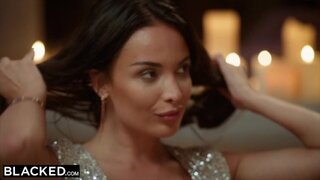 La belleza francesa gozando con un DP interracial de BBCs. Anissa Kate