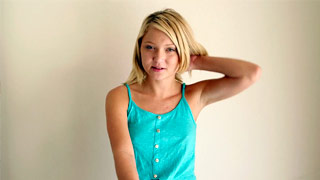 Dakota Skye de lolita echando un palito en una de sus primeras cogidas