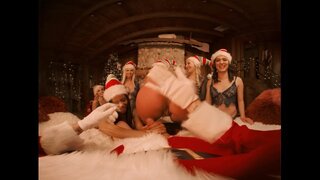 Las elfas traviesas de Santa - Parte 1. Elfitas jaladoras y mamadoras de pito