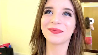 Jovencita traviesa monta la verga de su hermanastro por publicidad. Lily Moon